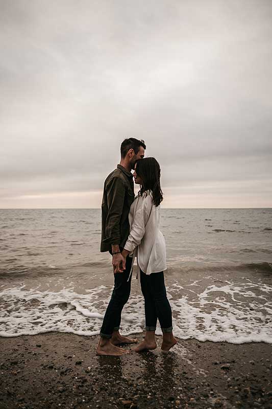 photo mariage Séance engagement en bord de mer